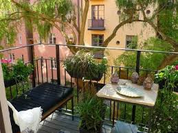 Coole Ideen Fur Balkon Pflanzen Einen Garten Auf Balkon Gestalten Balkonentwurf Kleine Balkonmobel Und Kleiner Balkon Garten