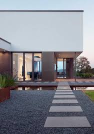 Exklusive Villa Mit Modernen Wasserbecken Aus Cortenstahl Und Stimmungsvoller Gartenbeleuchtung Moderne Landschaftsgestaltung Wasserbecken Moderner Hinterhof