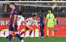 جيرونا يفوز 2-1 على برشلونة ليهدي صدارة الدوري لريال مدريد