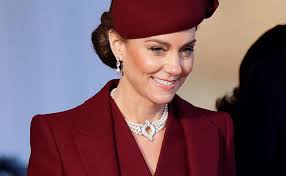 Nieznany syn Camilli i Karola dał o sobie znać! Simon pokazał twarz, a fani  przecierają oczy. Jego podobieństwo do obojga powala