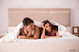 Modernes wohnmobil und es sollte im süden überwintern sein ! Familienkonflikt Mit Frau Mann Im Bett Foto Vorratig Crushpixel