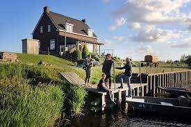 Dit gezin woont in het midden van de Biesbosch: 'We hebben nooit last van  de buren'