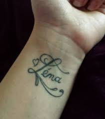 Une tendance mode de plus en plus féminine. Tatouage Prenom Bras Cheville Cou Les Meilleures Parties Du Corps A Choisir