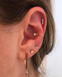 2 568 Mentions J Aime 11 Commentaires Pierced Co Pierced Sur Instagram Obsessing Over This Yell Gold Bar Earrings Needle Earrings Modern Hoop Earrings