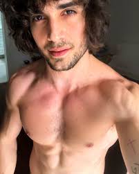 Get all the lyrics to songs by fiuk and join the genius community of music scholars to learn the meaning behind the lyrics. Fiuk Impressiona Com Musculos Ao Posar Sem Camisa Levanta Ai Da Cama E Vamos Vogue Celebridade