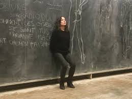 Ce verbe se conjugue surtout à la forme pronominale : L Art De S Asseoir Nour Awada