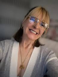 Hola Elisna.Soy Jorge de Montevideo.Uruguay.Tengo 75 años vivo solo y soy  divorciado.Me encantaría conocerte personalmente.Creo que eres una.muy  buena mujer que es lo que yo estoy buscando.Pero dada la distancia que  vivimos