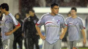 El descenso de river plate a la segunda división del fútbol argentino fue un hecho que se consumó el domingo 26 de junio de 2011 en el estadio antonio vespucio liberti, tras la derrota sufrida en la serie por la promoción frente a belgrano. Cinco Jugadores Que No Se Entiende Como Jugaron En River 90min