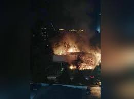 Rsn rayer (kanan) mempersoalan keselamatan ahli parlimen lain mengenai kehadiran abdul azeez ke kompleks mahkamah jalan duta tanpa memakai pelitup muka. Kawasan Hutan Belukar Terbakar