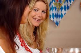 Festival Bavarian Fun Pretty Meadows Conspiracies Dan Beer Yang Selesa  Dengan Teman Wanita Foto Dan Gambar Untuk Muat Turun Percuma