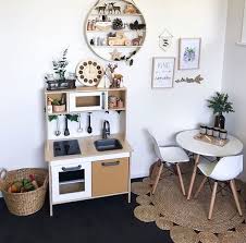 Un Joli Coin Cuisine Amenage Pour Des Enfants Salle De Jeux Deco Chambre Enfant Amenagement Salle De Jeux