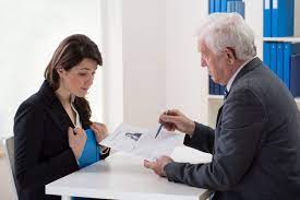 Prima de relocare se acordă persoanelor ale căror venituri nete lunare realizate de către acestea în situaţia în care sunt persoane singure sau împreună cu familiile acestora nu depăşesc suma de 5.000 prima de relocare stabilită conform legii se acordă lunar, pe o perioadă de cel mult 36 de luni. DacÄƒ Te Angajezi In Alt JudeÅ£ PrimeÈ™ti O PrimÄƒ De Instalare Libertatea