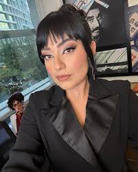 Mucho pelo, mucho rostro, mucho outfit, mucha pierna✨