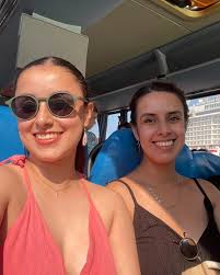 Los últimos recuerdos de un viaje precioso. ❤️GRACIAS A: @arturo.martinez.s  @maricarmen150114 @danamelissamartinez La fortuna de tenerlos como familia.  1. Playa 2. Familia juntitos 3. De fondo Santorini 4. Junto a la preciosa