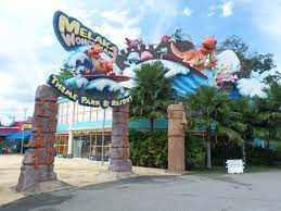 Kompleks kraf melaka menempatkan galeri kraf yang menghimpunkan pelbagai produk kraf tempatan seluruh malaysia menerusi pameran produk kraf baru dan pameran kraf warisan melaka. Melaka Wonderland Theme Park Resort Taman Tema Air Terbaru Di Ayer Keroh Lokasi Percutian