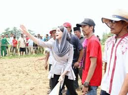 Currently serving east java as vice governor. Istri Emil Dardak Mendadak Jadi Pemandu Acara Karapan Sapi