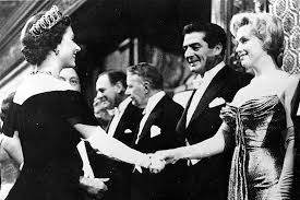 Umírající královna už nemá dost sil a jediným potenciálním. Historie Sveta Kralovna Alzbeta A Marilyn Monroe Rijen 1956 Facebook