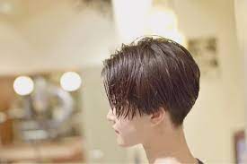 丸みがあるので女性らしさも残しつつ かっこいいスタイルになっています ทรงผม ผม ผมส น