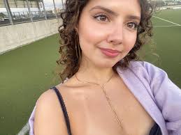 Hi everyone! My name is Josie, I'm 18 years old, American but have lived in  Barcelona for the past 5 years. I speak fluent English and Spanish. I'll be  attending Maastricht University