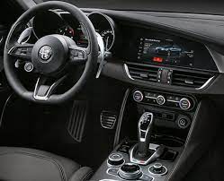 Leave it to alfa romeo to make even standard features extraordinary. Alfa Romeo Giulia Die Limousine Mit Italienischem Stil