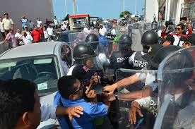 Reprimen policias estatales a taxistas que se manifestaban en el IET