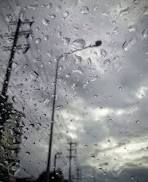 Las Gotas De Lluvia En El Parabrisas, Día Nublado Fotos ...