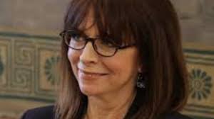 Οι αλλαγές που προωθούνται στην εκπαίδευση βρέθηκαν στο επίκεντρο της συνάντησης που είχε σήμερα το μεσημέρι η πρόεδρος της δημοκρατίας, κατερίνα σακελλαροπούλου, με την υπουργό παιδείας. Katerina Sakellaropoyloy H Prwth Gynaika Proedros Ths Ellhnikhs Dhmokratias Neos Kosmos