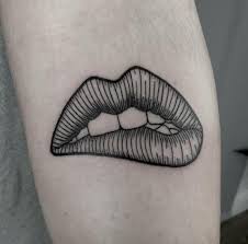 Awesome Body Tattoo S Linework Lips Tattoo By Heidi Kaye Dovmeli Kizlar Dovme Fikirleri Tattoo