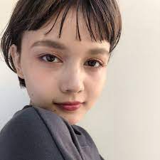 ショート ボブ 国武さゆり on instagram 前髪をシースルーバングにするコツは センター分けのように左右対象に流して 生え際の髪の毛を 束感にするよーにスタイリングをする おでこが覆われてことと 毛束でおでこがチラチラ透け hair styles hair