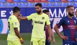 Renan lodi (atletico madrid) goes close with a header but the ball is scrambled away by sd huesca defenders. Krv 4crxzyd3bm