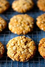 Authentic Recipe Of Australian Anzac Biscuits With Rolled Oats And Coconut Which Are Famous Since Th Biscuits Anzac Recettes Australiennes Recettes De Cuisine