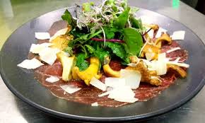 Ritteressen, rittermahl mit frank noris zu späterer stunde im restaurant alte küche und im keller zu nürnberg im mittelalterlichen kellergewölbe rittersaal. Kik Kuche