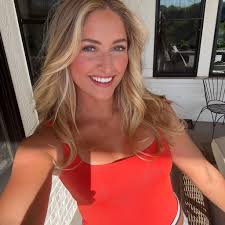 Swing has never felt so good….my only swing thought is THUMBS UP in  takeaway 👍 • These X-Forged irons compress the heck out of the ball 😭😍  @callawaygolf • Outfit linked in