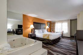King Jacuzzi Suite At Quality Inn Creekside In Gatlinburg Luxurious Rooms Hotels Room Cool Rooms