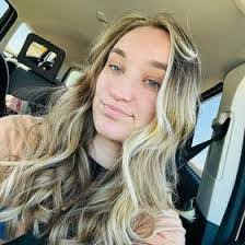 Melanie Holifield's Instagram, Twitter & Facebook