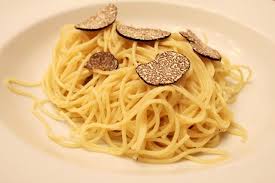 Spaghettini Mit Schwarzem Truffel Ganz Klassisch Mit Olivenol Und Parmesan Und Hier Ist Das Rezept Http Wolkenfeeskuechen Schwarzer Truffel Truffel Rezepte
