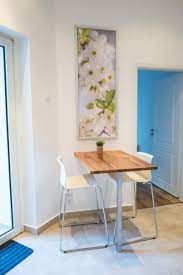 gemutliche essgelegenheit in der kuche mit kleinem tisch und barhockern esszimmer essecke kuche kleine essecke haus deko dekor