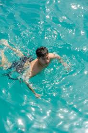 Asie Homme Piscine Sur La Mer Naturelle A Koh Chang Thailande Banque D Images Et Photos Libres De Droits Image 36829744