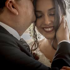 Mi papá es mi héroe, es el hombre más valiente e inteligente que conozco;  es el hombre que me enseñó cuánto valgo, el primer hombre que me amó, que  me enseñó que