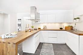 Cuisine Bois Et Blanc Moderne Avec Des Armoires Blanches Sans Poignees Et Plans De Travail En Bois Massif Decorationte Wohnung Kuche Haus Kuchen Moderne Kuche