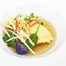 Raviole De Volaille Bouillon De Poule Et Legumes Croquants Menubistronomique Ravioli Bouillon 5fruitsetlegumespa Bouillon De Poule Bistronomie Bouillon