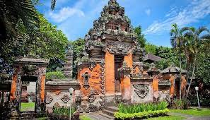 Sesuai dengan kepercayaan yang dianut oleh mayoritas masyarakat bali, bangunan yang digunakan sebagai penghubung antara kedua candi ini adalah anak tangga serta pagar besi yang sekaligus juga sebagai pintu masuk ke. Rumah Adat Bali Tempat Tinggal Mirip Gapura Candi Hindu