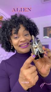 1. Champús Medicados • Ketoconazol: Ayuda a combatir hongos y reducir la  inflamación. • Piritiona de Zinc: Controla la caspa y reduce la irritación.  • Sulfuro de Selenio: Disminuye el crecimiento celular