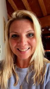 Was haben Toms Oma Käthe Röschenberg und die Pummelomi gemeinsam? Die  warme, herzliche und liebevolle Stimme von Angelika Bender. Montag, den 8.  September, ist Angelika Bender um 20 Uhr zu Gast bei