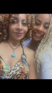 Vanessa Billings's Instagram, Twitter & Facebook