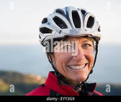 La donna a cavallo sulle spalle di un uomo sorridente. (Releasecode:  rausher e sproul Foto stock