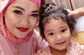 Sumpah serapah wanita yang putar balik kendaraan sembarangan, ternyata seorang profesor universitas. Hina Bilqis Haters Ini Langsung Dapat Sumpah Serapah Dari Ibu Ayu Ting Ting
