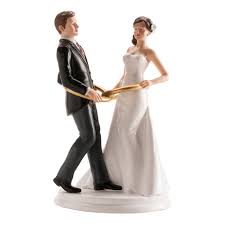 Si te gusta la naturaleza y el bosque, hay adornos de boda para tu pastel que están hechos de madera o ramitas. Figura Para Tarta De Boda De Novios Unidos Por Alianzas 20 Cm Por 16 00