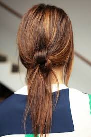 Nov 20, 2017 · capelli sporchi: Troppe Connessioni Hair Knot Hair Styles Messy Hairstyles