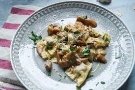 Ravioli Di Carne Ai Funghi Porcini Gefullte Fleischravioli An Steinpilzen Cooking Italy Rezept Ravioli Lebensmittel Essen Steinpilze